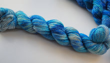 Load image into Gallery viewer, Gradient Fade 4 ply sock minis merino lurex &quot;Eau&quot; One Creative Cat
